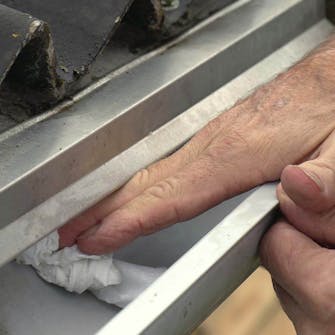 Laga hängrännan: Torka av med en torr trasa Laga hängrännan: Torka av med en torr trasa